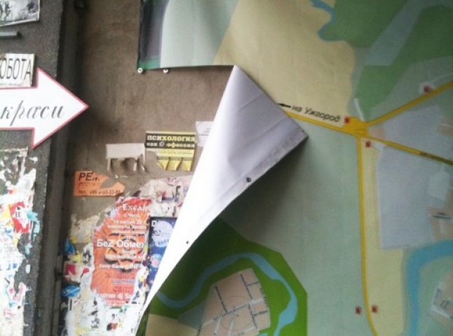 У Мукачеві вандали знову пошкодили туристичну карту міста (ФОТО)