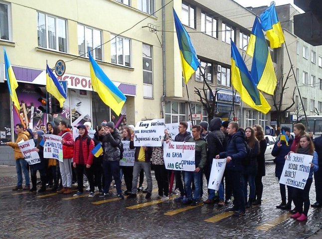 Мітинг у Мукачеві: протестувальники перекрили центральну вулицю міста