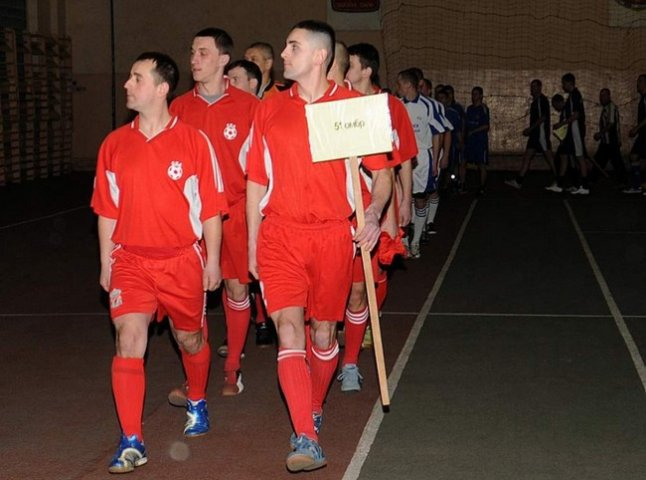У Мукачеві військовослужбовці змагалися за кубок з міні-футболу (ФОТО)
