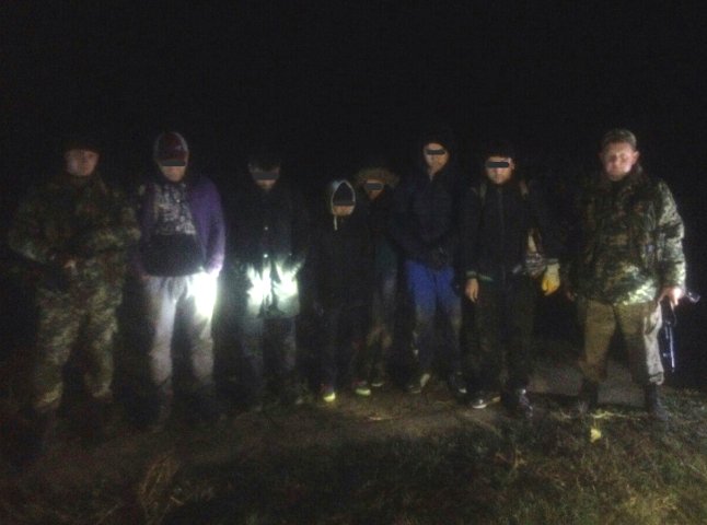 Біля українсько-угорського кордону прикордонники затримали 6-ох нелегалів із Сирії