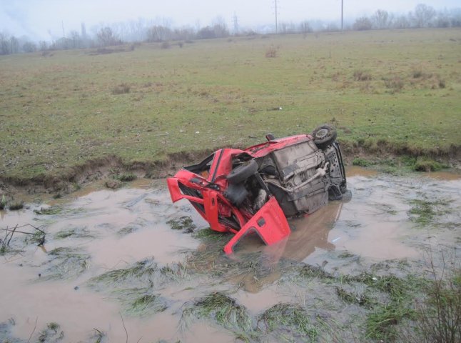 Біля Зняцева ДТП: автомобілі у глибокому кюветі, жінка-водій у реанімації (ФОТО)