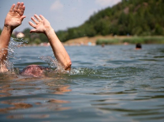 Під час відпочинку біля озера потонув житель Свалявщини