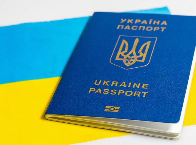 Українці, які виїхали за кордон, можуть отримувати менші виплати