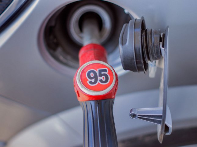 Якою буде ціна на бензин та дизельне пальне у квітні