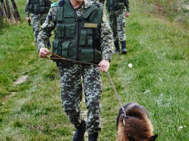 Прикордонники відділу "Тиса" затримали двох нелегалів із Сирії