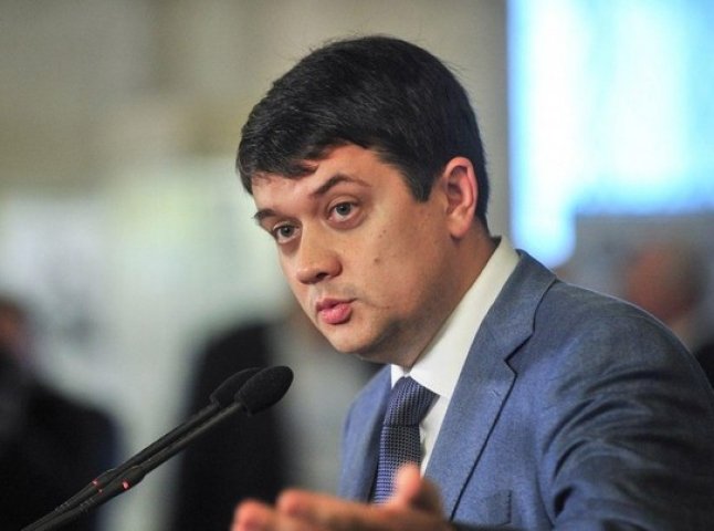 ЗМІ кажуть, що депутатам підняли зарплату до 100 тисяч гривень, Разумков – спростовує