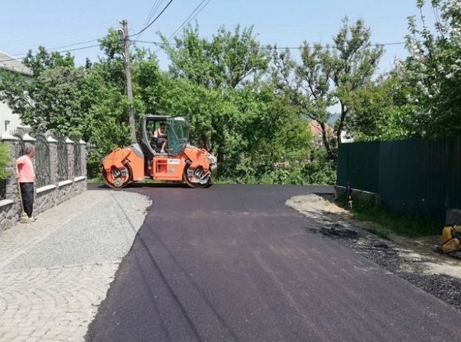 Сьогодні у Мукачеві асфальтують кілька доріг