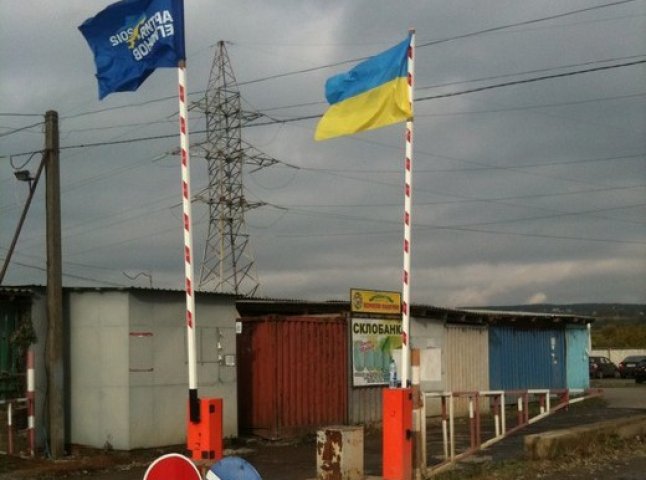 Ужгородський ринок "Краснодонців" починає кожен робочий день з підняття прапору Партії Регіонів (ФОТОФАКТ)