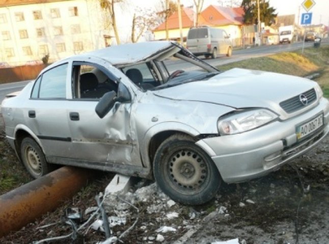 На Мукачівщині внаслідок аварії водій з’їхав у кювет, знісши бетонний стовп