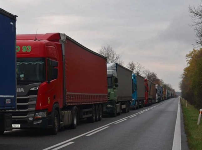 На кордоні зі Словаччиною збільшилися черги вантажівок через блокаду