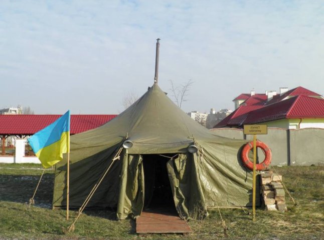 В Ужгороді розгорнули пункт обігріву: всім охочим пропонують гарячий чай та булочки