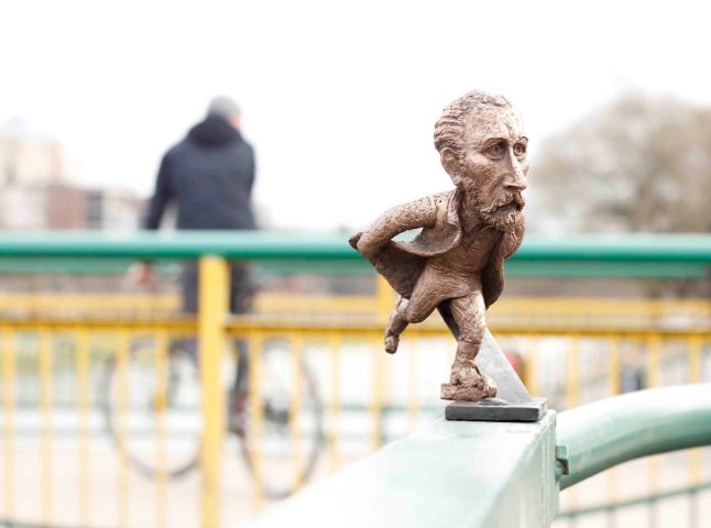 На перилах ужгородської набережної оселилась нова міні-скульптурка