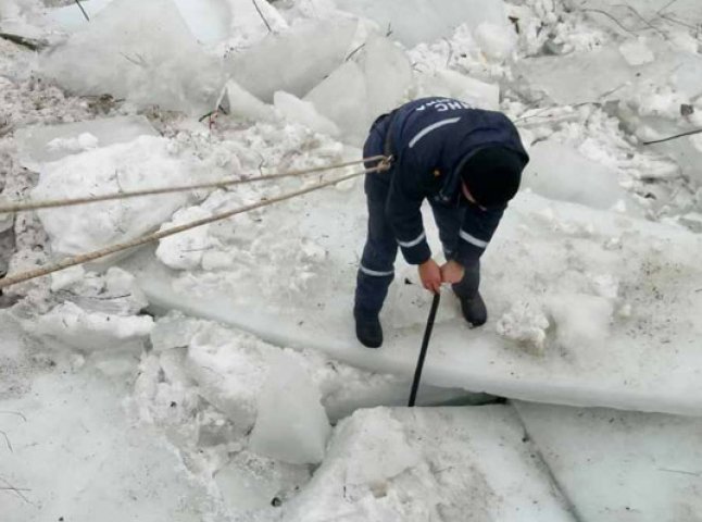 Щоб розблокувати льодохід у Хусті, піротехніки здійснили 18 підривів льодяних заторів
