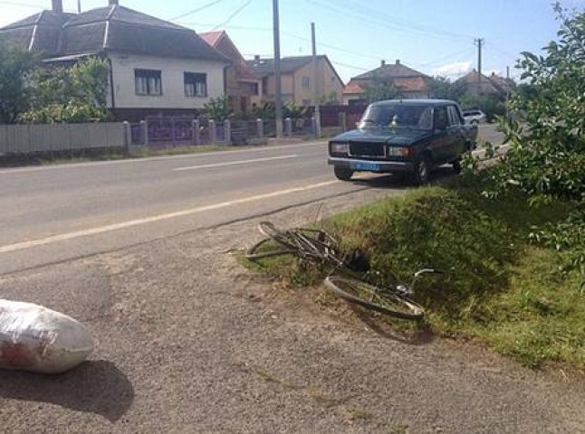 На Ужгородщині дівчина збила велосипедиста, але злякавшись покарання, кинула машину в полі й втекла