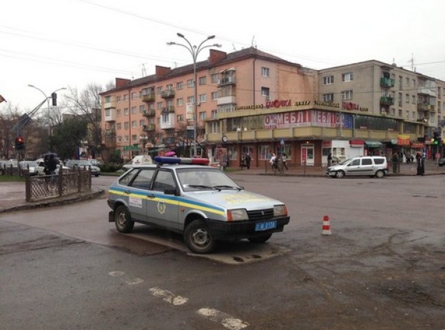 До приїзду віце-прем’єра Ужгород причепурили: ями "заплатали" глиною і порозвішували державні стяги (ФОТО)