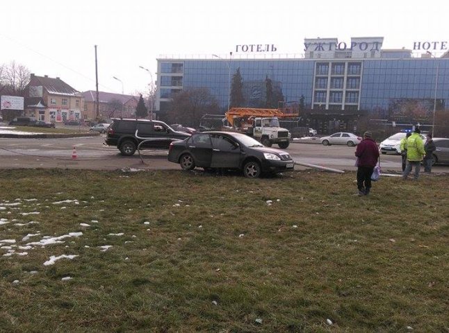 В Ужгороді автівка знесла стовп