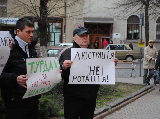 На мітинг під Мукачівським МВ УМВС вийшло 8 людей: активісти вимагають звільнення Турдая (ФОТОФАКТ)