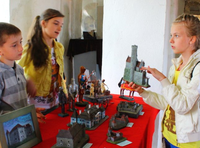 У Чинадіївському замку діти представили моделі унікальних споруд Закарпаття