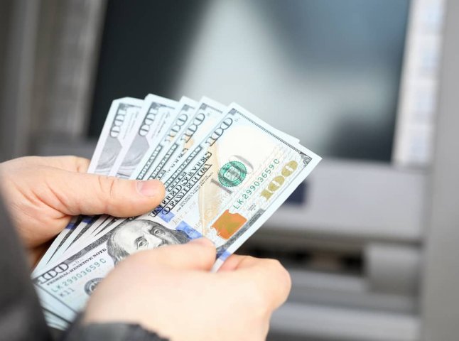 Обмін доларів у банкоматі ПриватБанк