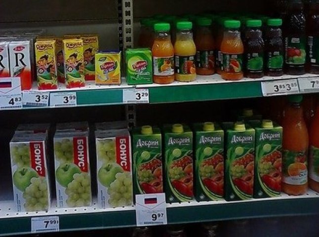 У супермаркеті Хуста продукцію, яка вироблена у Росії, почали маркувати триколором окупанта