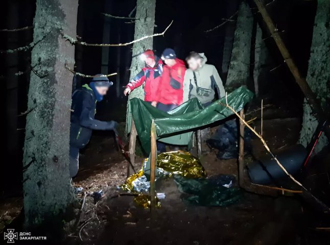 Рятувальники знайшли туристів, які пішли в гори, але заблукали та дуже змерзли