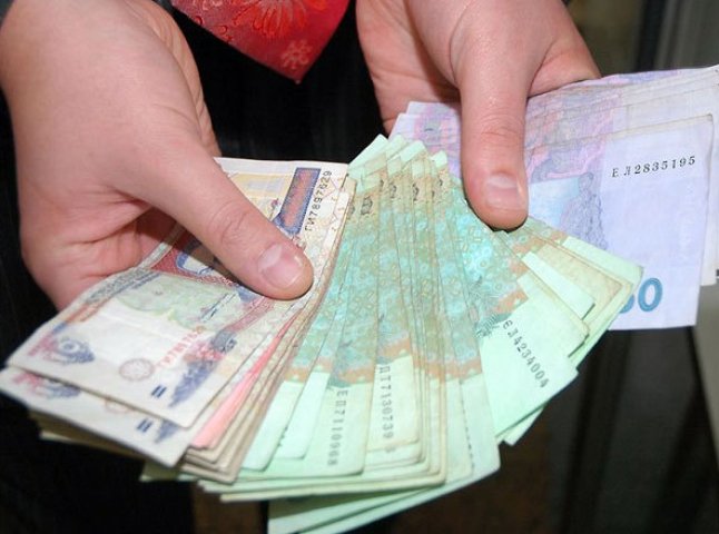 Закарпатці отримують зарплату, яка на 24,5% менша від середнього рівня по Україні