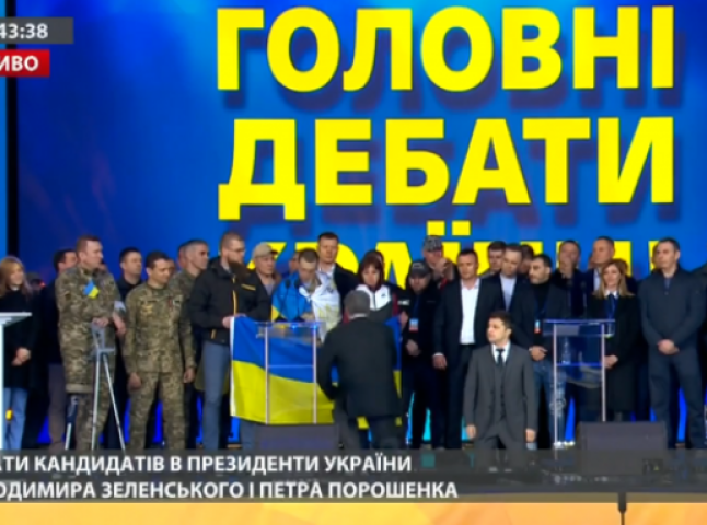 Зеленський і Порошенко стали на коліна на дебатах