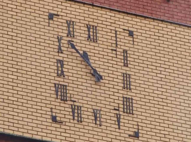 В Ужгороді понад тиждень не працював годинник на одній із візитівок міста (ФОТО)