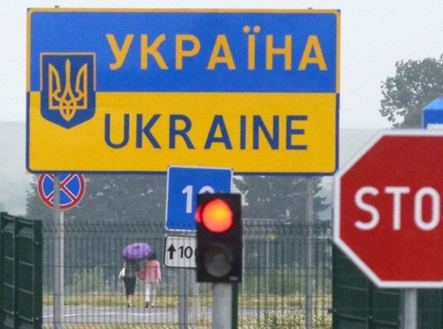 Українців, які зараз за кордоном, просять ще кілька місяців не повертатися додому