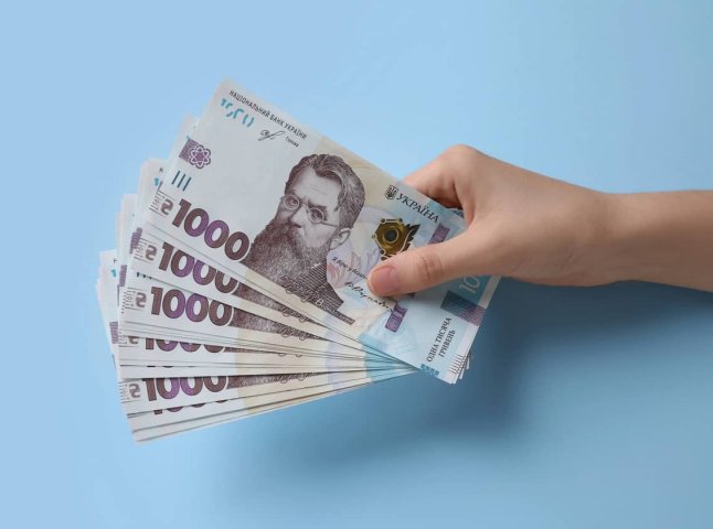 Уточнили, що 7000 гривень на картку даватимуть по-новому: хто отримає допомогу