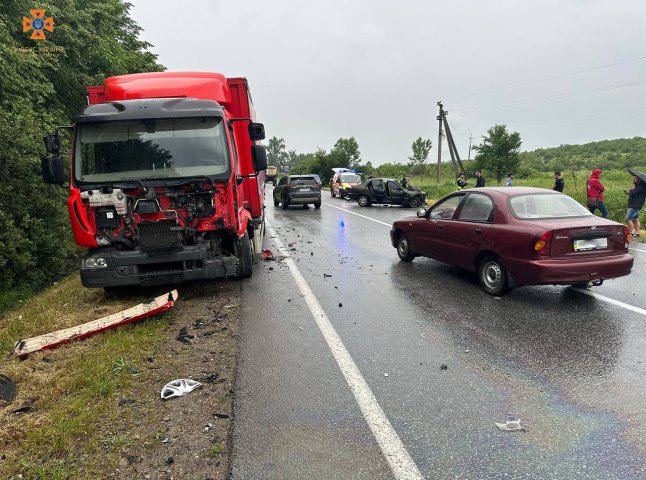 Рятувальники показали фото з місця жахливої ДТП на Мукачівщині