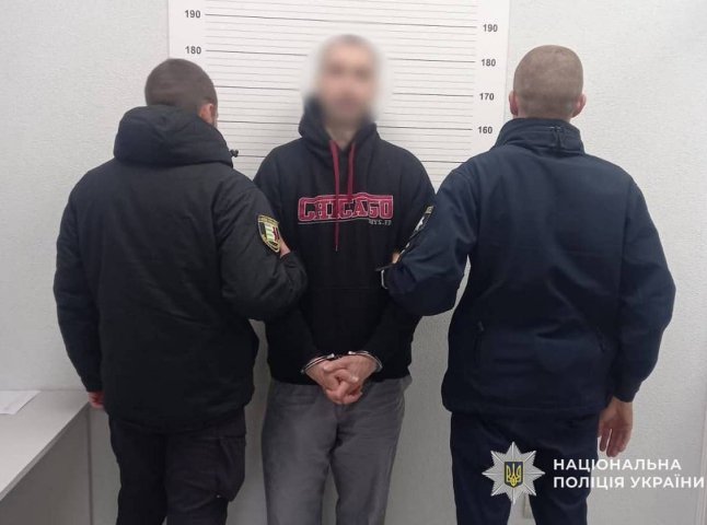 В Ужгороді затримали чоловіка за напад на сусідку в під’їзді