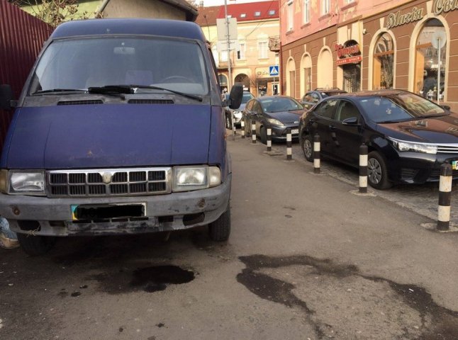 Неподалік "Зеленого ринку" у Мукачеві водій нахабно припаркував авто
