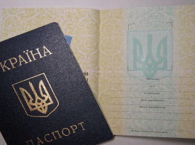 Паспорт у формі книжечки замінять на пластикові картки