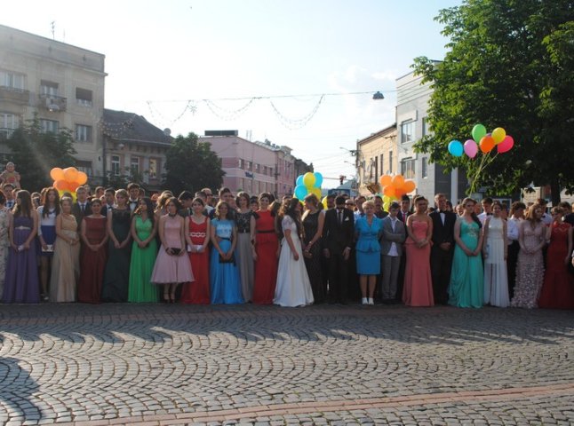 У центрі Мукачева відбувся урочистий парад випускників (ФОТО)