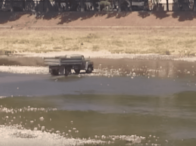 У мережі активно коментують відео, на якому чоловік на вантажівці переїжджає річку Уж