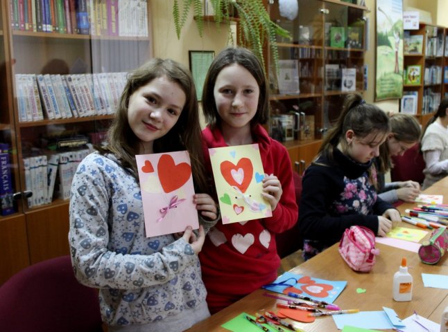 Закарпатські школярі виготовляли валентинки для однолітків зі Сходу України