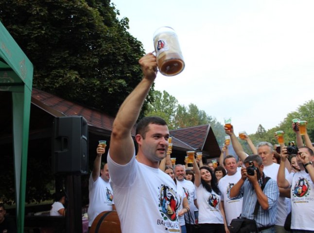 У Мукачеві фестиваль "Варишське пиво" відкрили флешмобом
