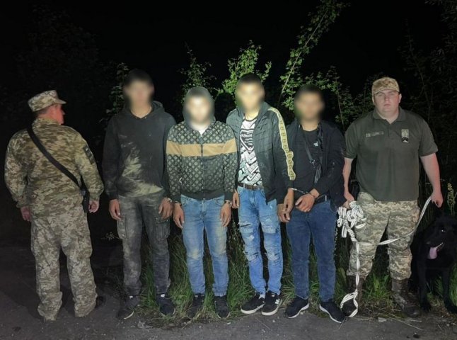 Поблизу кордону зі Словаччиною затримали 4 хлопців Поблизу кордону зі Словаччиною затримали 4 хлопців