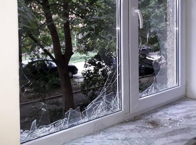 Порозбивав шибки та зламав двері: агресивний чоловік намагався потрапити у квартиру, в якій були жінка з дитиною