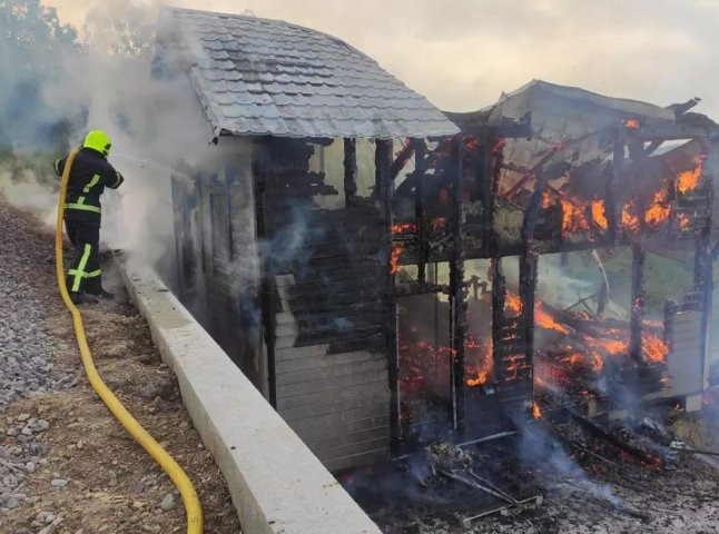 У селищі горіла лазня. 8 рятувальників гасили пожежу У селищі горіла лазня. 8 рятувальників гасили пожежу