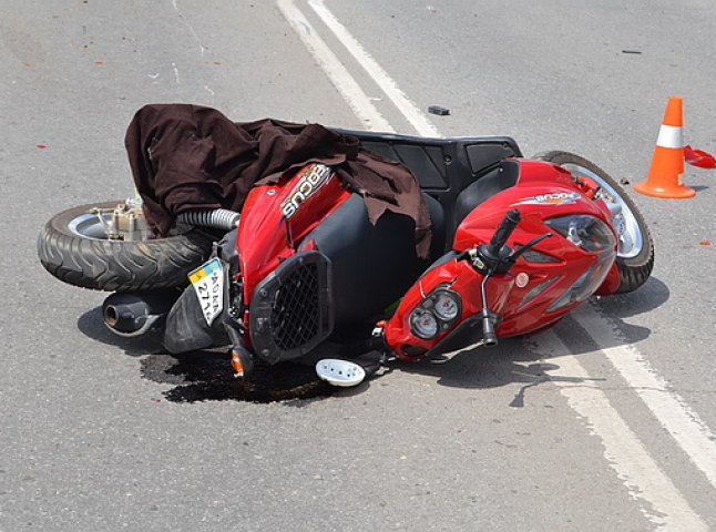 Водій скутера, який учора потрапив у ДТП, загинув у реанімації