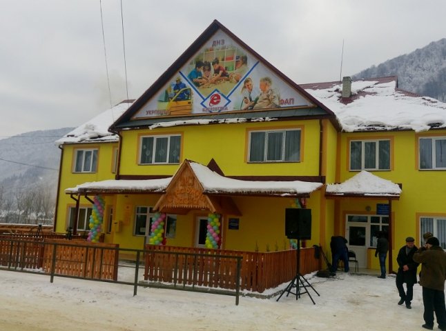 Закарпатське гірське село Запереділля отримало новий дитсадок у комплексі з ФАПом, поштовим відділенням та бібліотекою