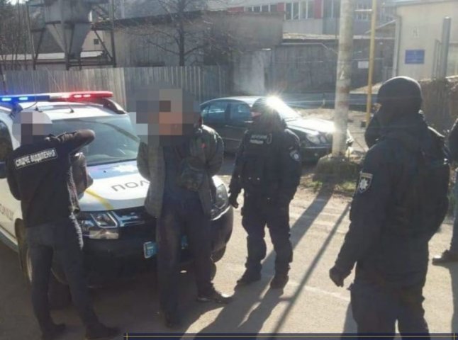 Погоджено підозру наркоторгівцю, якого в Ужгороді затримали за збут метамфетаміну