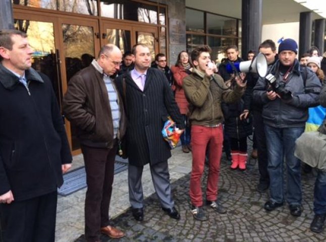 Студенти та викладачі УжНУ протестують проти обманів Федора Ващука