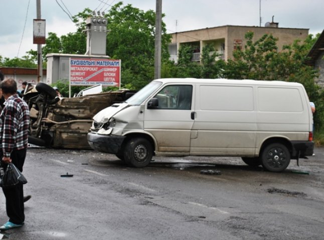 У Виноградові зіткнулись "Volkswagen" та "Жигулі", від удару ВАЗ перекинувся (ФОТО)