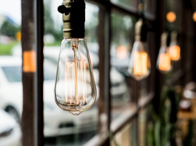 Графік відключень на 9 квітня: у четвер світло вимикатимуть всім ненадовго