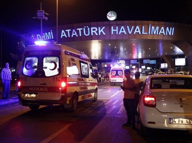 Подружжя, яке після весілля відправилось з Ужгорода у медовий місяць, стало свідком теракту в Стамбулі