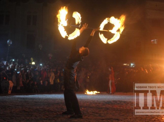 У Мукачеві відзначили День святого Мартина яскравим вогняним шоу (ФОТОРЕПОРТАЖ)