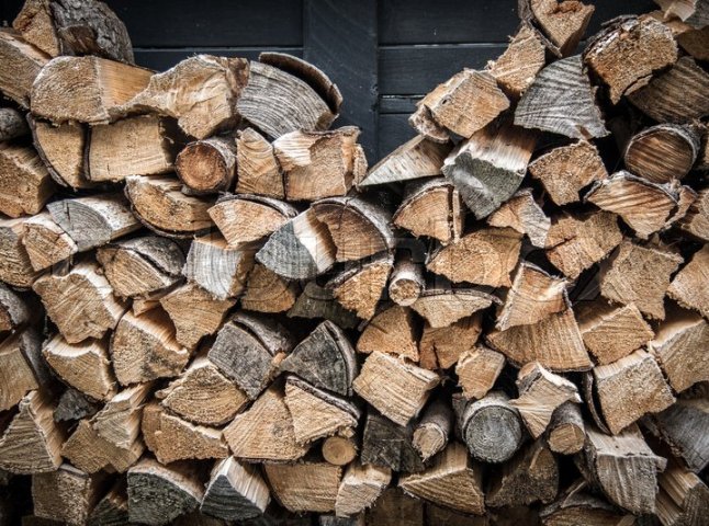 Нема газу: жителі Тячівщини опалюють будинки дровами